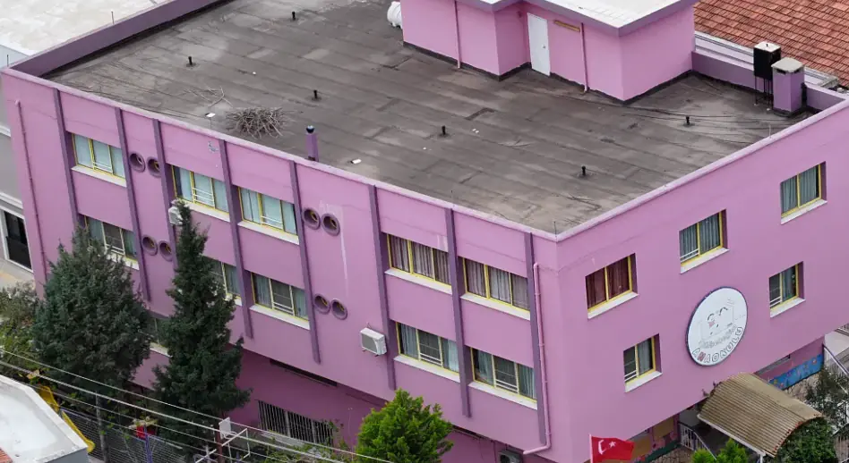 Gülbebeğim Anaokulu'nun Bornova'daki müstakil okul binasının havadan görünümü